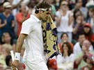 ASI MUSÍM PIDAT. Roger Federer v utkání tetího kola Wimbledonu proti Julienu