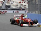 Vozy Ferrari v pátením tréninku Velké ceny Evropy formule 1 na okruhu ve