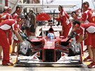 Fernando Alonso v boxech Ferrari bhem páteního tréninku Velké ceny Evropy