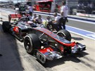 Jenson Button s vozem McLaren v boxech pi tetím tréninku Velké ceny Evropy