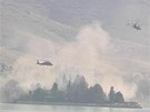 Nad afghánským hotelem, na který zaútoil Taliban, krouí helikoptéry NATO.