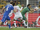 MÁM. Italský gólman Gianluigi Buffon eí oemetnou situaci v utkání s Anglií.  