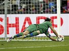CHYTÁ. Italský branká Gianluigi Buffon znekoduje penaltu anglického