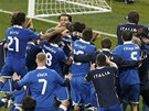 HROMADA RADOSTI. Italstí fotbalisté slaví postup do semifinále Eura. 