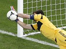 MÁM JI. panlský branká Iker Casillas chytá portugalskou penaltu. 