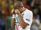 KONEC. Portugalec Pepe se snaí zadret slzy po vyazení v semifinále Eura. 