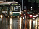 Zaplavená Rokycanská ulice v Plzni po pívalovém deti a bouce v noci ze