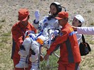 První ínská kosmonautka, 33letá dstojnice letectva Liou Jang, mává krátce po...
