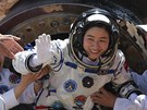 ínská kosmonautka Liou Jang vystupuje z pistávacího modulu vesmírné lodi po...