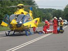Posádka záchranáského vrtulníku oetuje jednoho ze zranných.