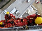 Hasiské cviení lezc na nové osmnáctipodlaní výkové budov v Olomouci.