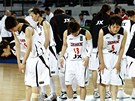 DKUJEME, ODCHÁZÍME. Japonské basketbalistky se po zápase klaní fanoukm.