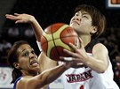 Japonská basketbalistka Juka Mamijová se v zápase Portorikem prodírá kolem