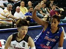 Japonská basketbalistka Juko Ogaová (vlevo) se v zápase Portorikem prodírá