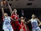 eská basketbalistka Ilona Burgrová (ervená 8) blokuje argentinskou soupeku