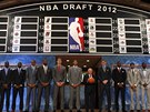 PARTA NEJLEPÍCH. Pozvaní basketbalisté, kteí draftem vstupují do NBA, pózují