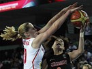 eská basketbalistka Alena Hanuová blokuje Emi Kudekenovou z Japonska.