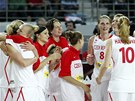 eské basketbalistky slaví postup na olympijský turnaj do Londýna.