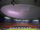 Zlovstné blesky nad stadionem v ukrajinském Doncku. Zápas evropského...
