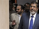 Nově zvolený egyptský prezident Muhammad Mursí vchází do televizního studia