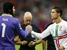 KAPITÁNI. Petr ech a Cristiano Ronaldo ped tvrtfinále Eura ve Varav