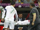 BUDE V POÁDKU? Cristiano Ronaldo kontroluje stav zranného útoníka Postigy.