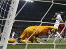 VZTEK. Francouzský branká Hugo Lloris se po gólu panl zlobí na spoluhráe.