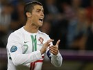 MAKÁME DÁL, CHLAPI! Cristiano Ronaldo hecuje bhem utkání se panlskem