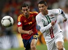 HVZDA VE SPRINTU. Portugalský útoník Ronaldo prchá panlskému obránci