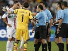 KAPITÁNI-KAMARÁDI. Portugalec Ronaldo (vlevo) a panl Casillas ped...