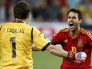 JE TO TAM! Branká Casillas jde gratulovat Cesku Fabregasovi k penalt, která...