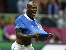 RADOSTNÝ KIK. Mario Balotelli se raduje z gólu, kterým poslal Itálii do vedení