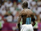 STRNULÝ STELEC. Mario Balotelli se (ne)raduje z gólu v nmecké síti.