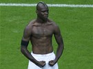 NA OSLAVU UKÁZKA SVAL. Mario Balotelli slaví góly vdy po svém.