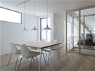 Díky proskleným posuvným panelm lze zcela oddlit obývací pokoj a obytnou
