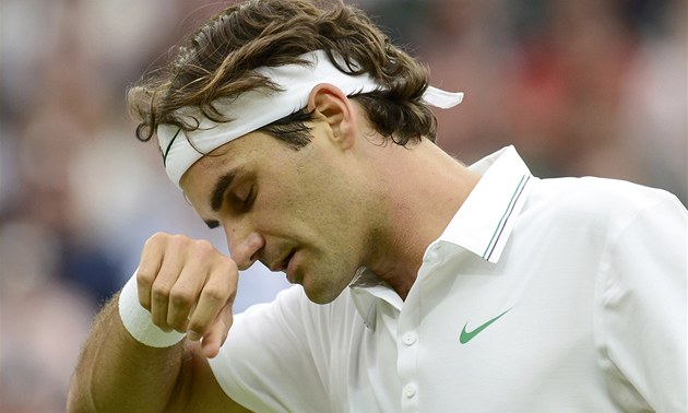 NJAK TO NEJDE. Roger Federer v utkání tetího kola Wimbledonu.