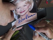 Britsk hereka Helen Mirrenov rozdvala ped Puppem podpisy.