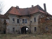 Hamrn�ky � vyho�el� barokn� hospod��sk� dv�r tepelsk�ho kl�tera se z�me�kem.