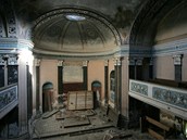 Zničený interiér zchátralé kaple zámku v Dlouhé Loučce nedaleko Uničova na