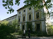 Zchátralý zámek v Dlouhé Loučce nedaleko Uničova na Olomoucku.