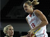 esk basketbalistka Petra Kulichov (vpravo) v souboji o m s novozlandskou