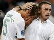 NIC SI Z TOHO NEDĚLEJ. Portugalský kouč Paulo Bento utěšuje obránce Fabia...