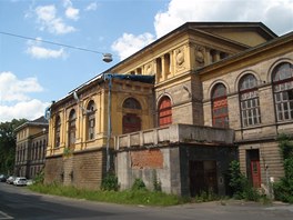 Opu�t�n� budova n�dra�� D���n v�chod