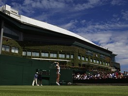 SERVIS. Lucie afáová podává v utkání prvního kola Wimbledonu.