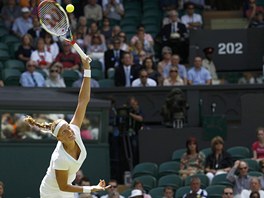 SERVIS OBHÁJKYN. Takhle v úvodním kole Wimbledonu podávala Petra Kvitová.