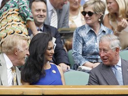 KRÁLOVSKÉ HOVORY. Princ Charles rozmlouvá v královské loi s hosty...