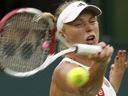 SNAHA. Caroline Wozniack se ve WImbledonu rozlouila v prvnm kole.