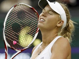 NEJDE TO. Zklaman Caroline Wozniack po prohe v prvnm kole Wimbledonu.