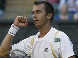 TAKHLE JO! Luk Rosol v utkn druhho kola Wimbledonu proti Rafaelu Nadalovi.