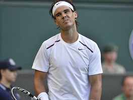 NJAK TO NEJDE. Rafael Nadal v utkání druhého kola Wimbledonu proti Lukái...